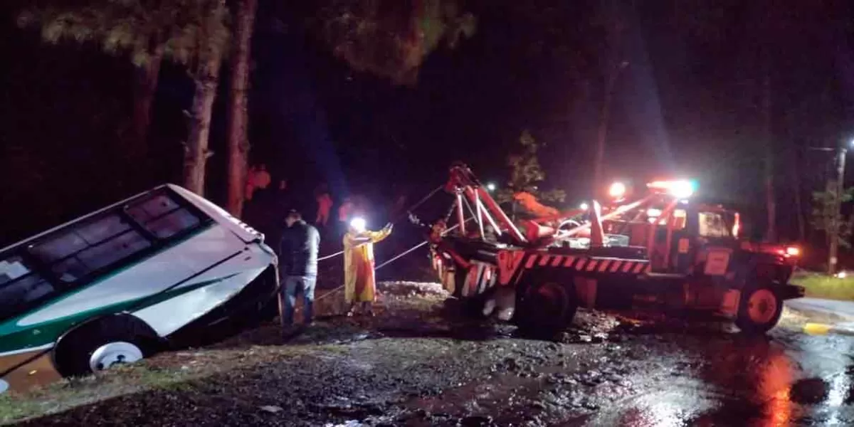 Autobús terminó volcado en un barranco en Huauchinango