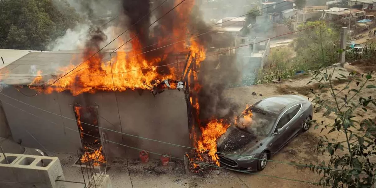 Gringo incendia su auto Tesla al conectarlo a un “diablito” en Tijuana 