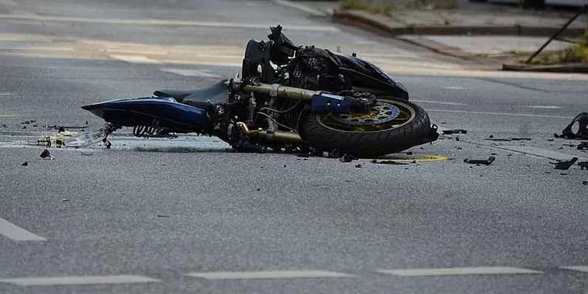 Iban en moto a exceso de velocidad y chocan contra otra que viajaba en sentido contrario