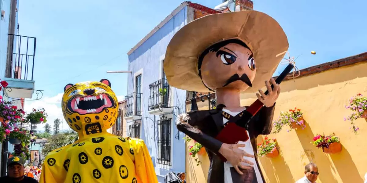 Mojigangas llenaron de color y tradición las calles de Atlixco