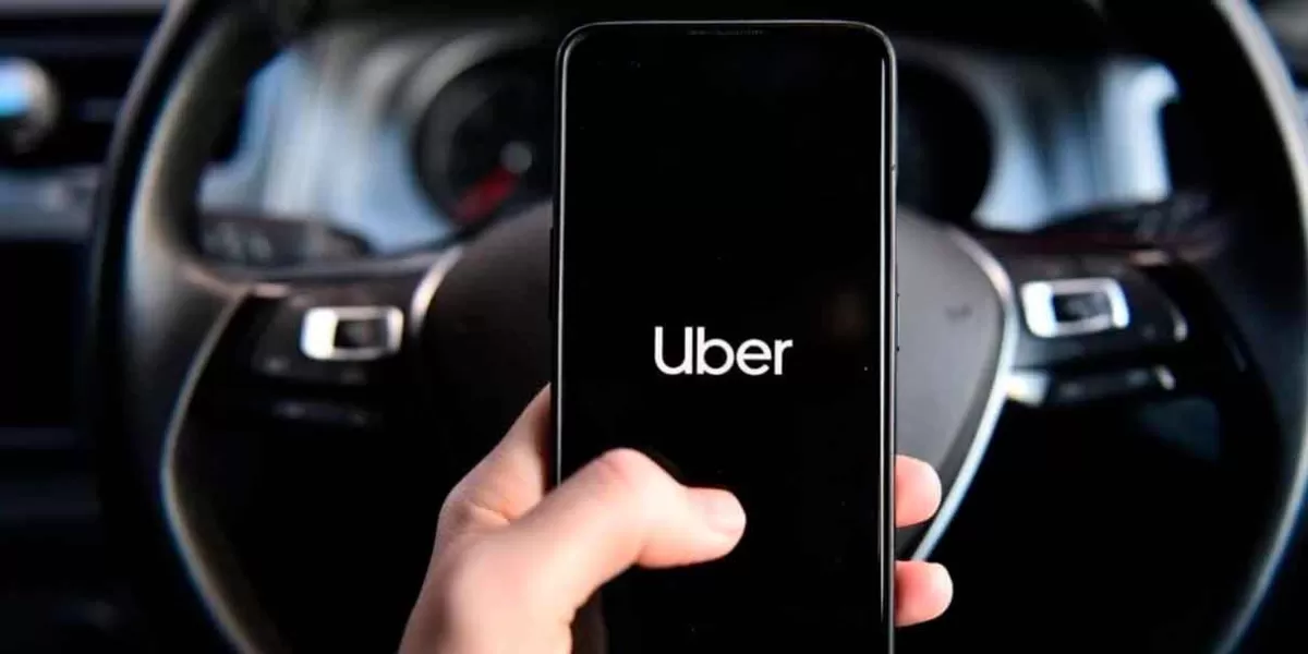 Uber ya puede operar en el Aeropuerto de Cancún tras fallo judicial