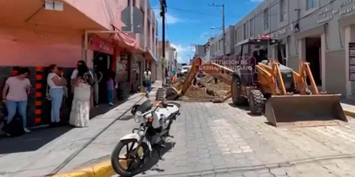 Renuevan el drenaje sanitario en el centro de Atlixco