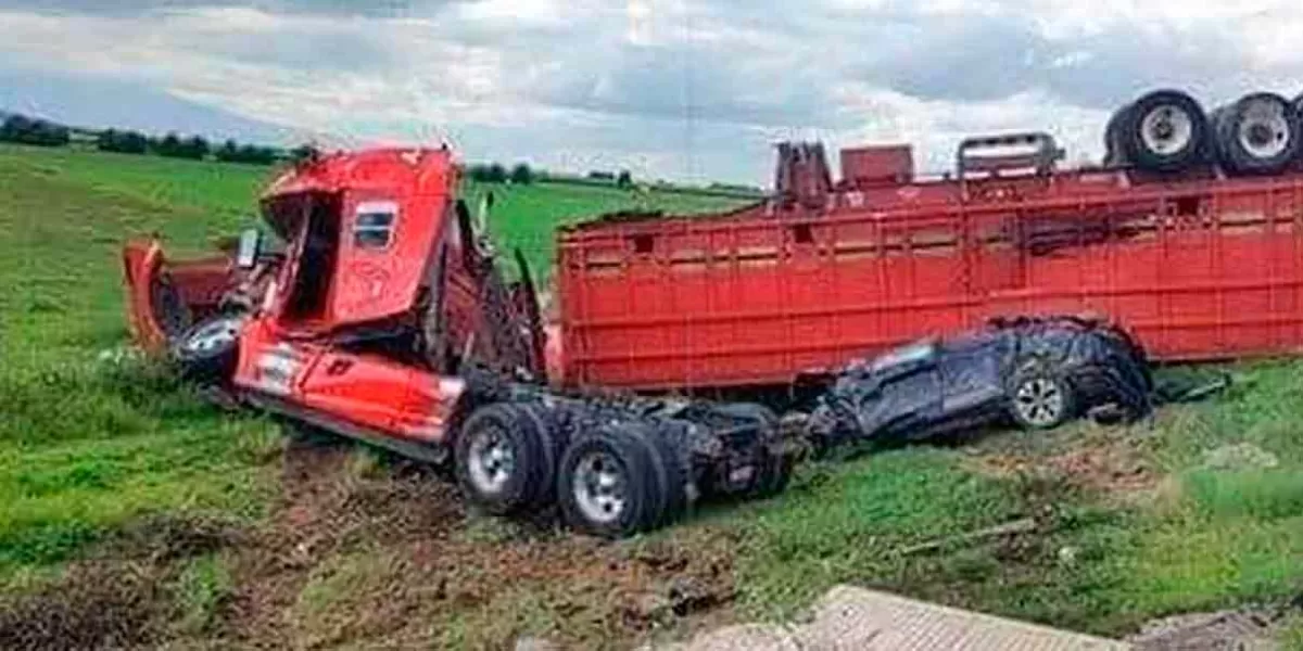 Dos muertos al impactarse camioneta contra un tráiler en El Seco