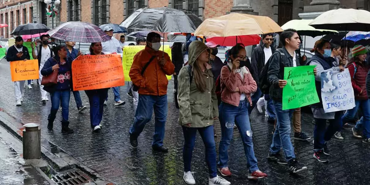 Trabajadores IMSS-Bienestar exigen mejoras laborales y basificación; prometen más bases