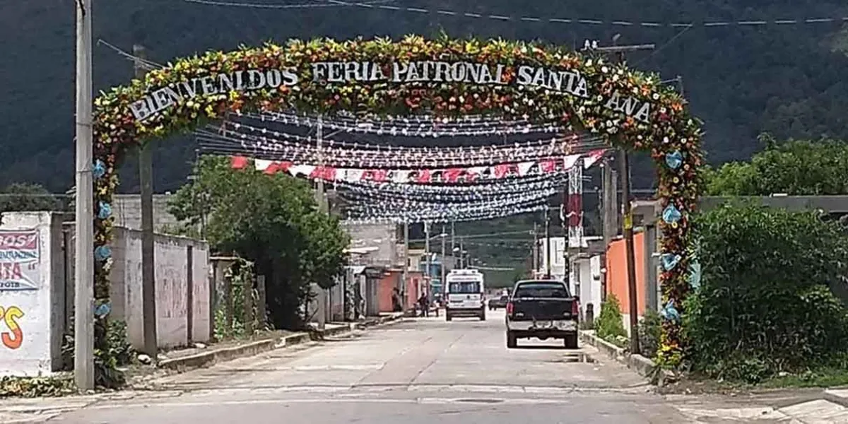 Campesinos bloquean Paso Puente Santa Ana, acusan adeudo del pago de sus terrenos