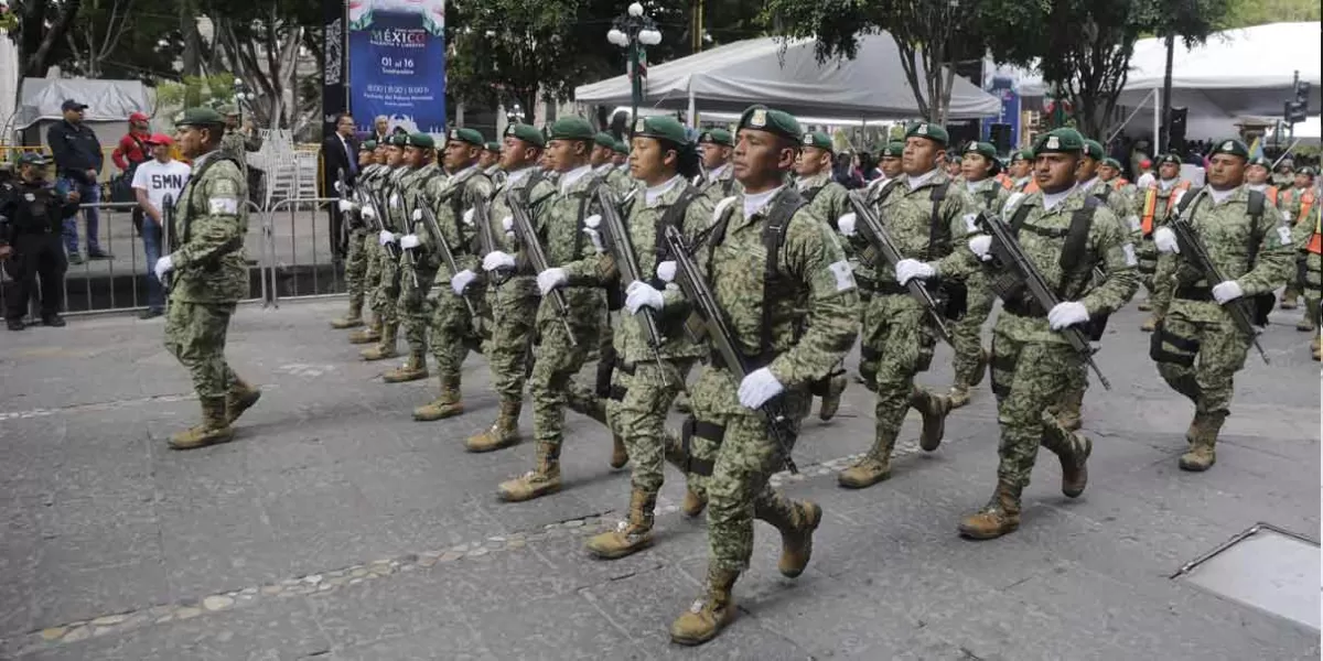 Espectacular desfile cívico militar en Puebla, marcharon mil 168 elementos de la fuerza pública