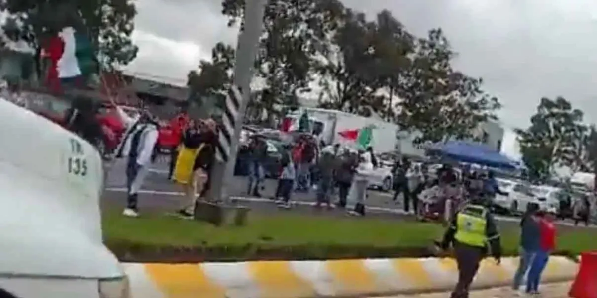 Trabajadores del Poder Judicial paralizan la autopista México-Puebla