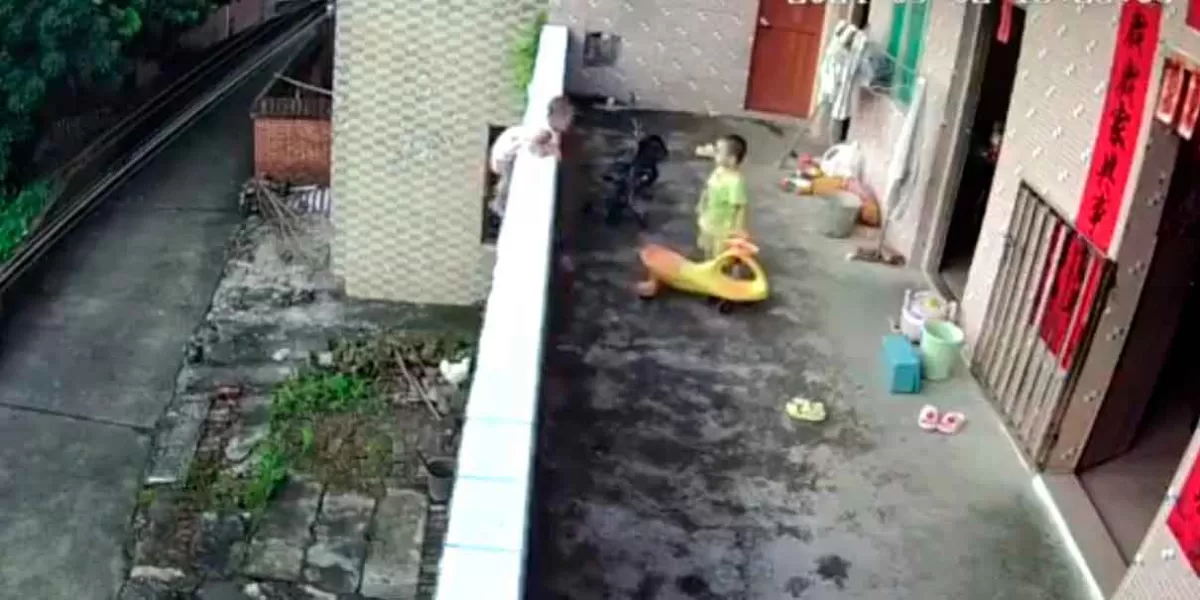 VIDEO. Cae niño de un balcón sin que su hermano pudiera ayudarle 