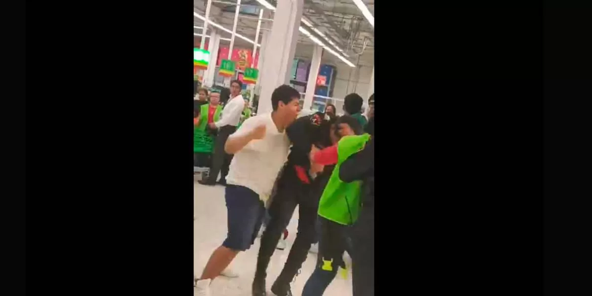 VIDEO. Policías son superados y golpeados dentro de Bodega Aurrera de la CDMX 