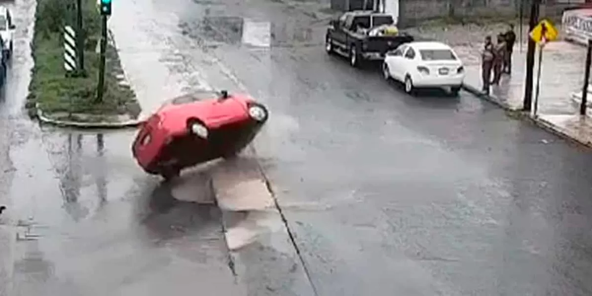 Agua de Puebla: Fuerte lluvia causa volcadura de auto en obra en colonia 3 Cruces