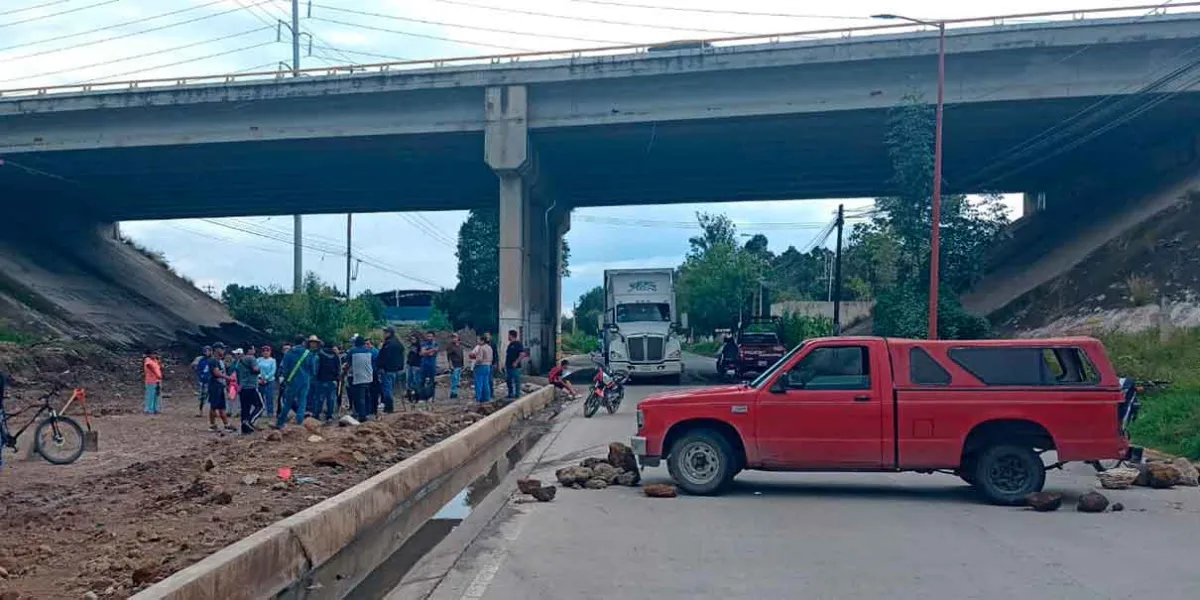 Pobladores de Temaxcalac realizan bloqueo tras sufrir inundaciones de aguas negras 