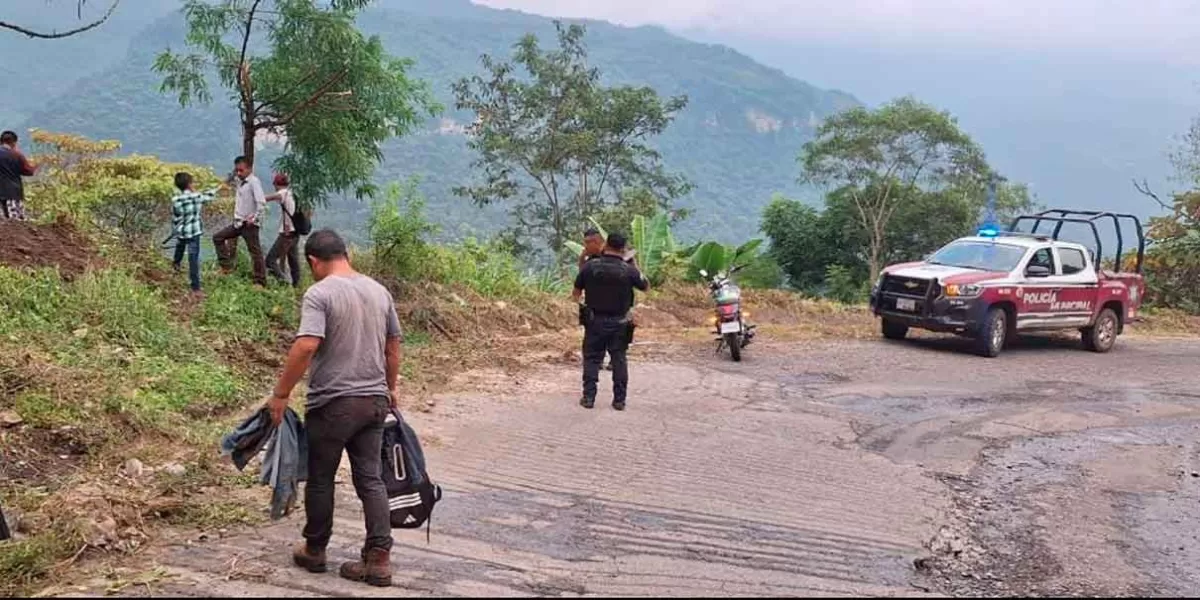 Camión se precipita a barranco en Tlacuilotepec; dos heridos trasladados al hospital