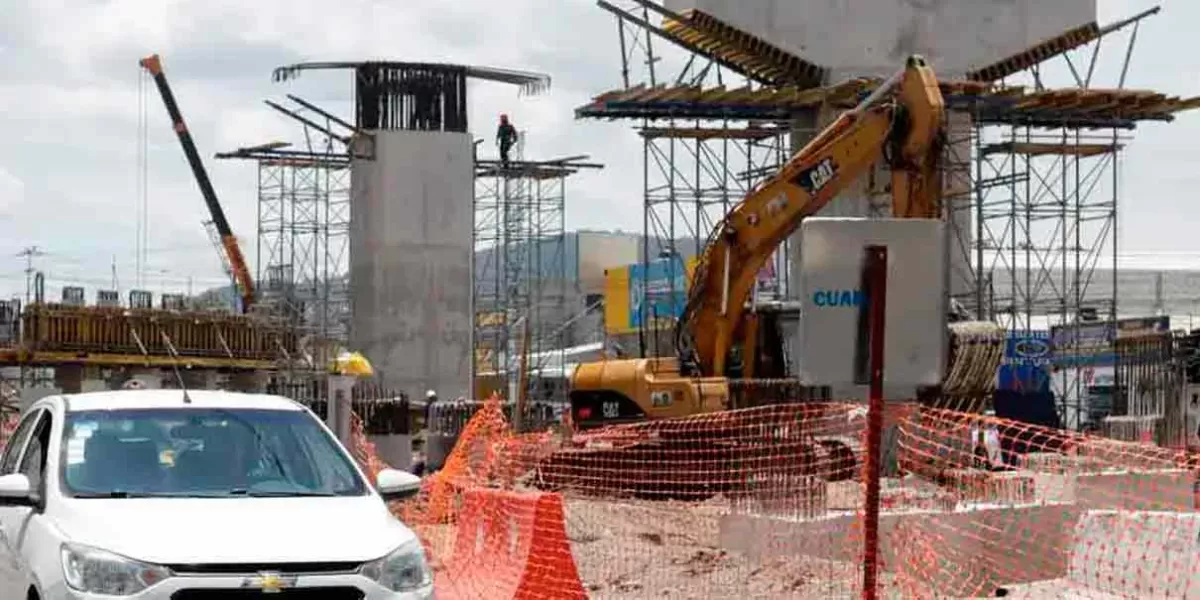 Obras y trabajos nocturnos mantienen cierres viales en Periférico, Vía Atlixcáyotl y Amalucan