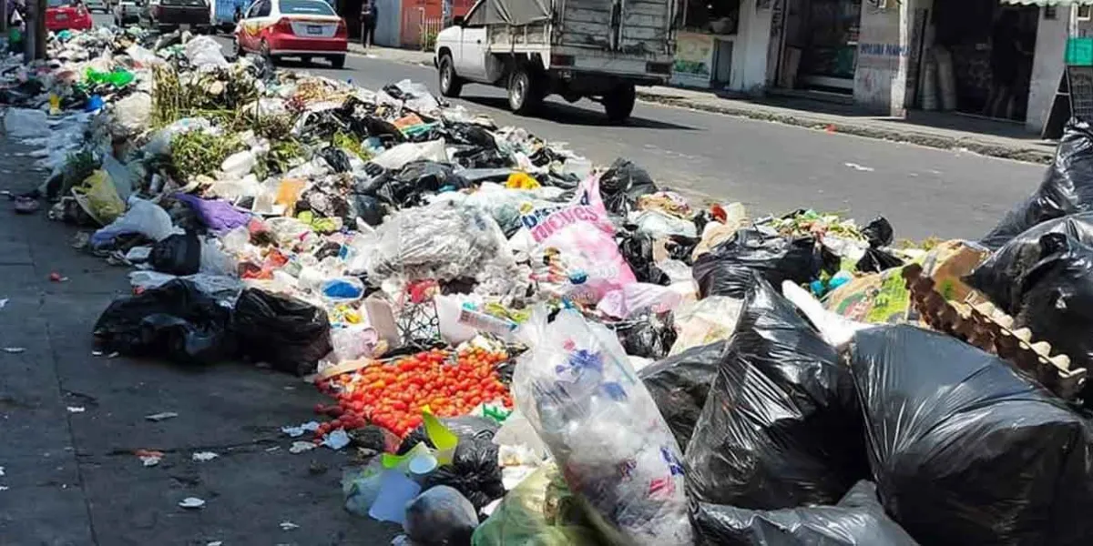 A casi un mes sin el servicio, llegan camiones recolectores de basura a Tehuacán