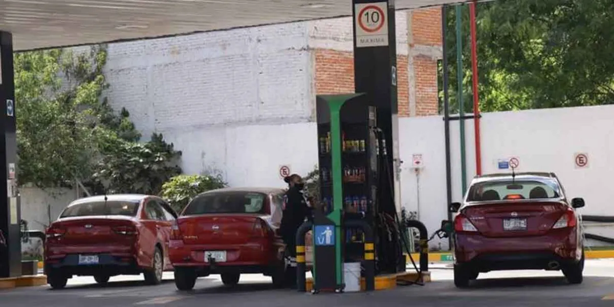 Delincuentes golpean y someten a despachador para robar gasolinera