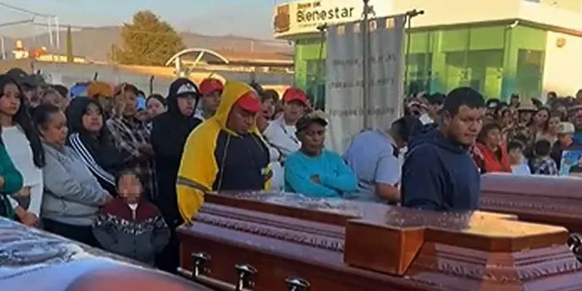 Entre aplausos y lágrimas familiares despiden a los calcinados en auto en Xonacatepec