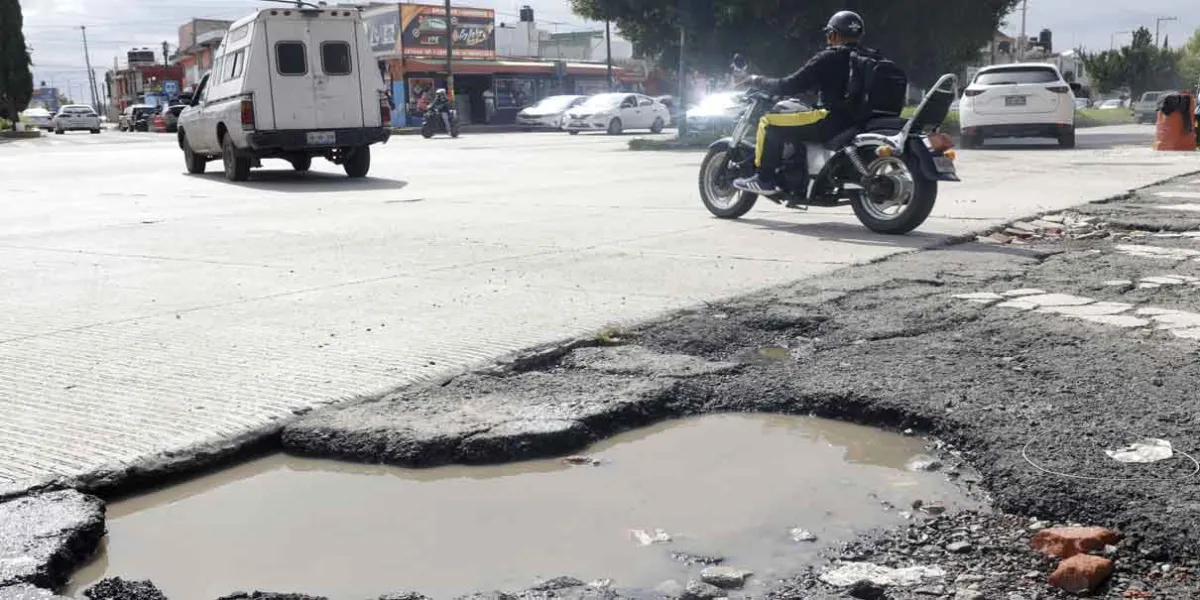 Llantas y suspensiones los costosos daños por los baches en Puebla