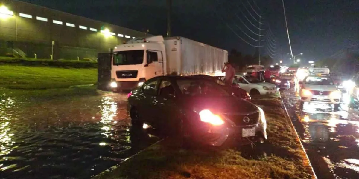 Lluvias torrenciales en Nuevo León dejan tres muertos y avenidas colapsadas