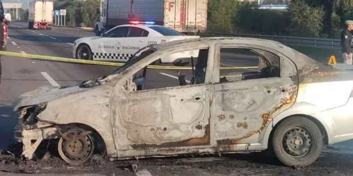 Queman auto con tres cuerpos en la autopista México-Puebla