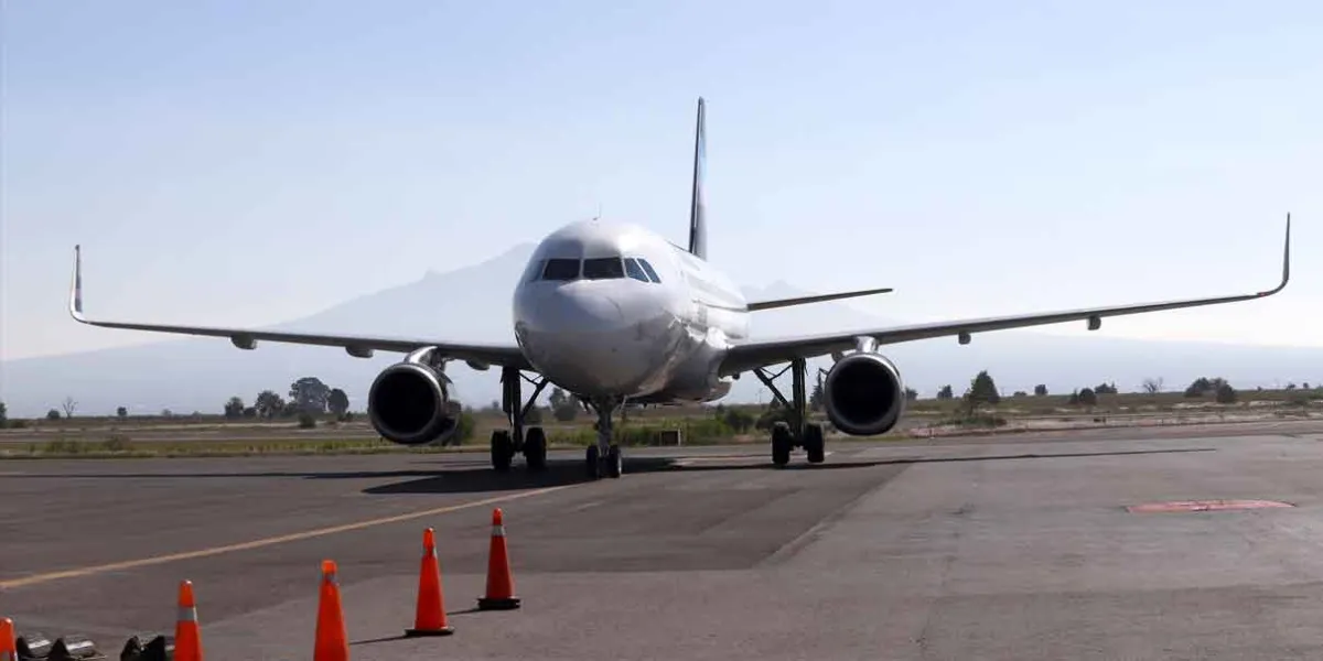 Suspende operaciones terminal aérea de Puebla por caída de ceniza del Popocatépetl