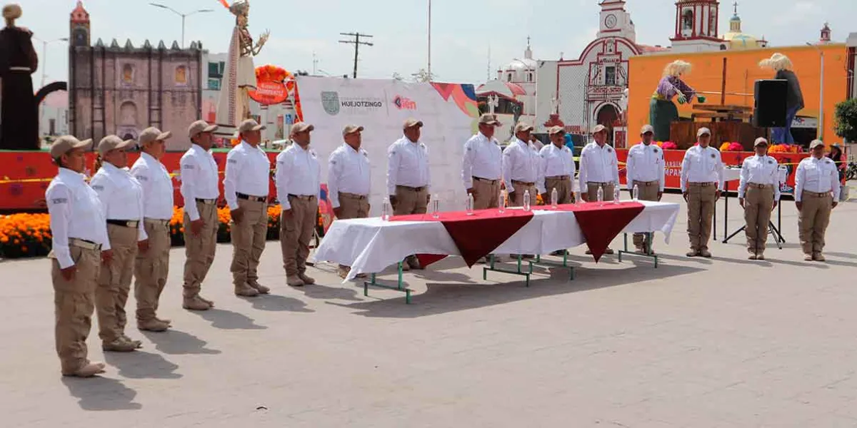 Edil de Huejotzingo entrega uniformes a agentes y presenta a los “Guardianes del Centro”