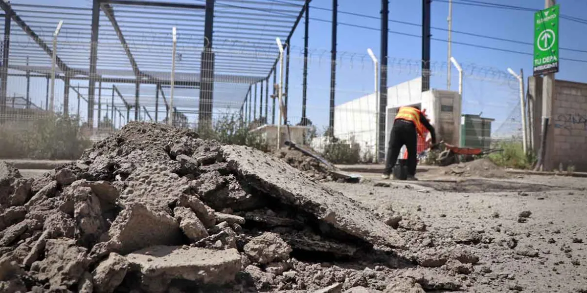 Presidente municipal de Cuautlancingo supervisa labores de bacheo en Sanctorum