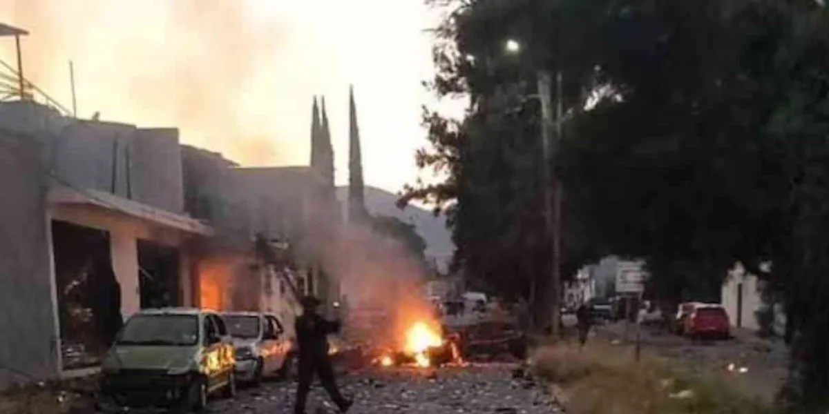 Coche bomba explota frente a Dirección de Policia de Acámbaro, dejó tres policías lesionados