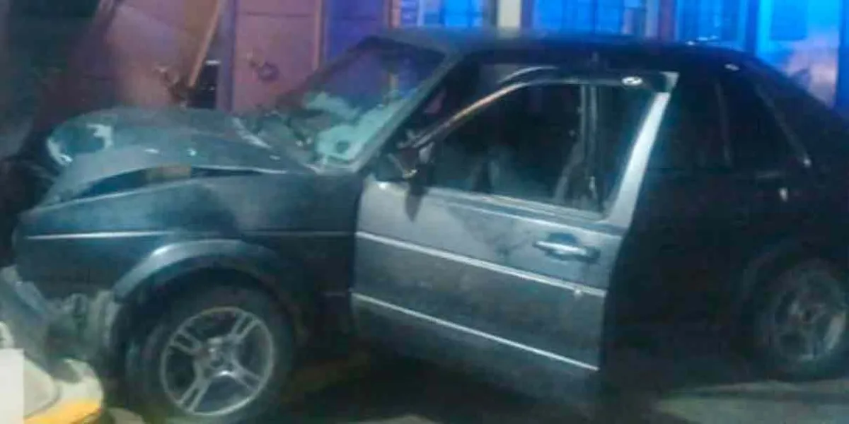 Conductor borracho se impactó contra casa, portón y auto en Xicotepec