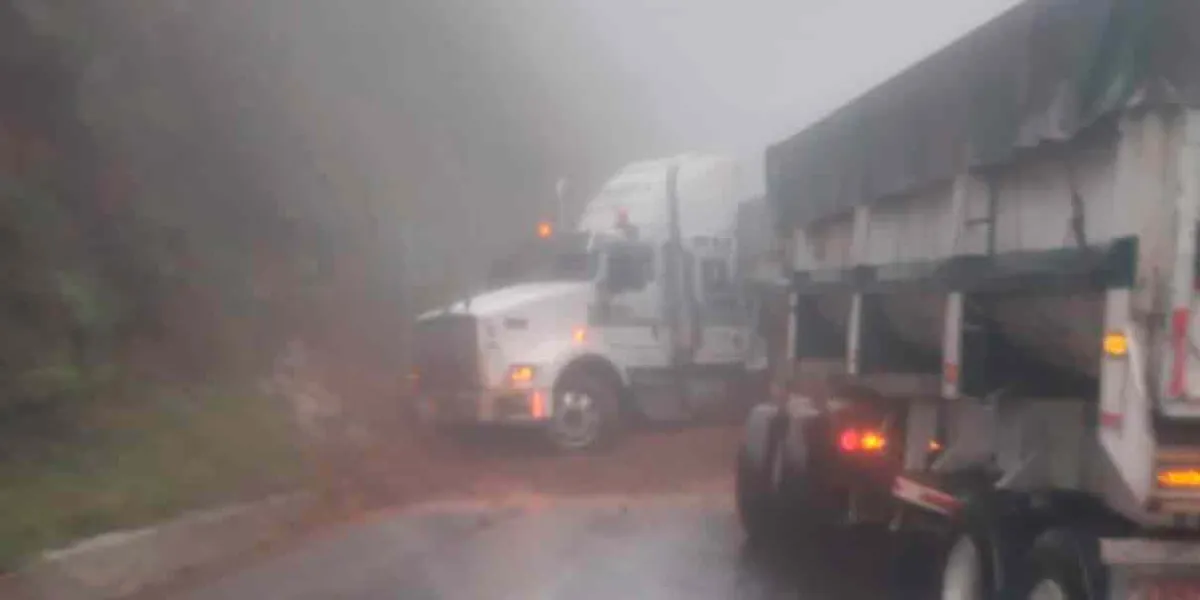 Derrumbe en las Cumbres de Maltrata mantiene cerrada la autopista Puebla-Veracruz