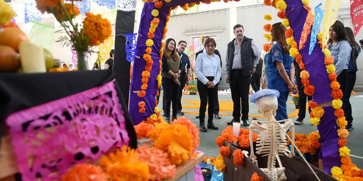 Rectora BUAP recorre ofrendas en honor a seres queridos;  preserva tradiciones