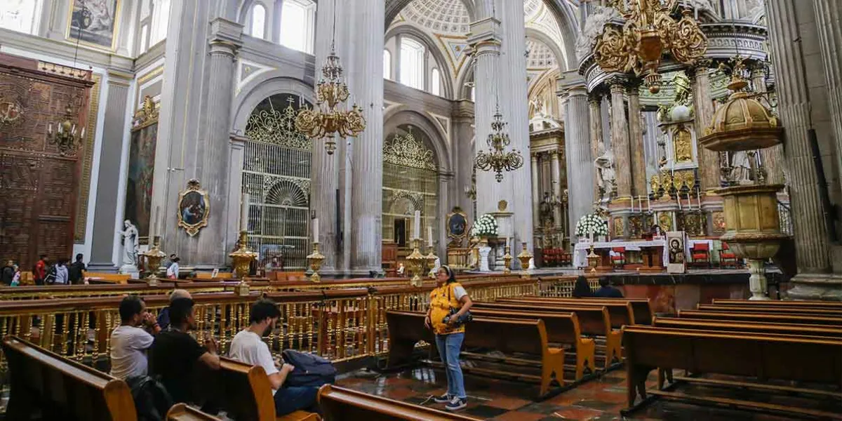 Ante celebración de Todos Santos visita las reliquias de la Catedral de Puebla