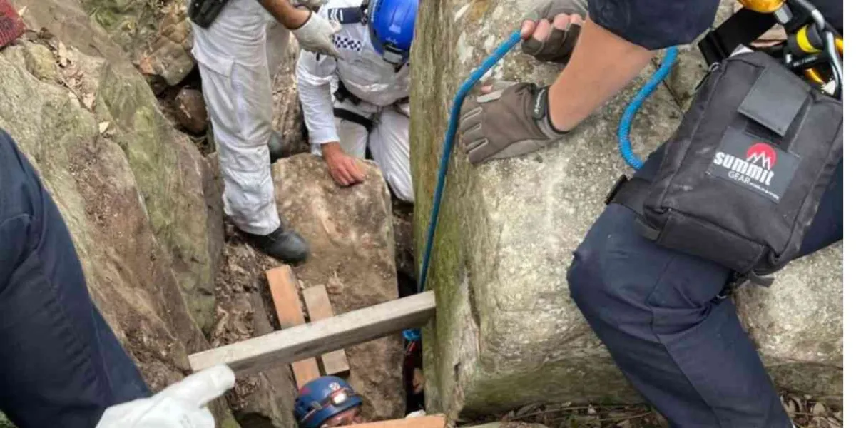 Australiana quiso rescatar su teléfono, se atoró entre las rocas  