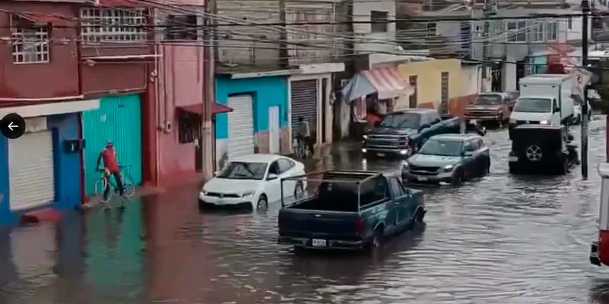 Tromba causó inundaciones y daños en calles de Atlixco 