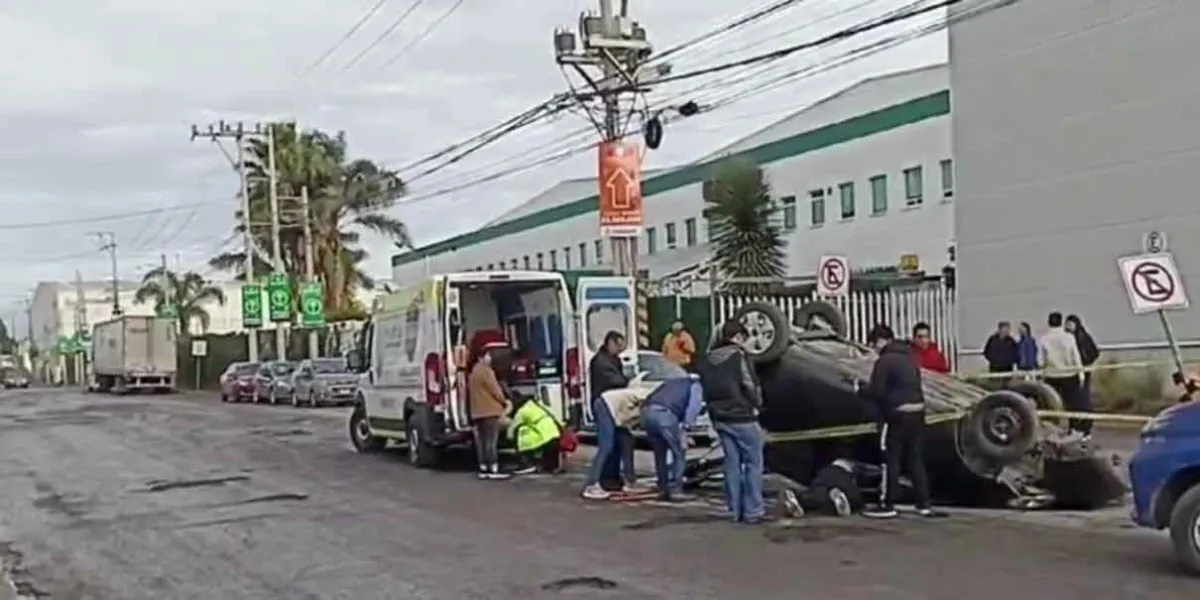 Baches provocan volcadura en Cuautlancingo; hubo tres lesionados