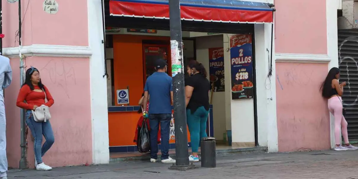 Buscan reubicar a sexoservidoras que se instalan en calles del Centro Histórico
