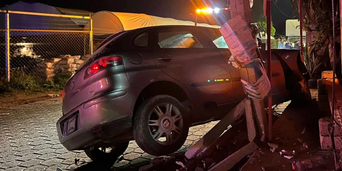 Chocan dos borrachos contra un poste en Atlixco