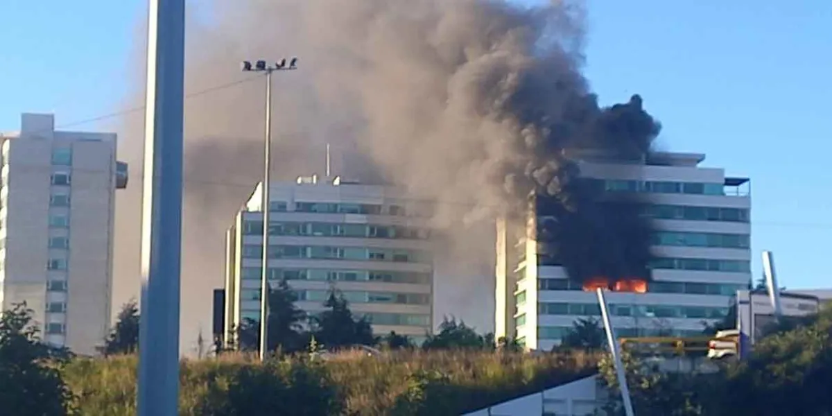 Incendio en Residencial Torres Palmas en zona de Angelópolis