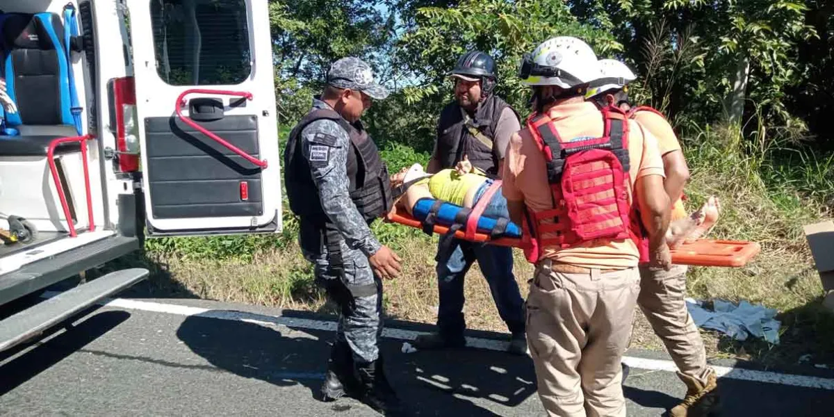 Pareja cae de moto y termina con severas lesiones en Venustiano Carranza