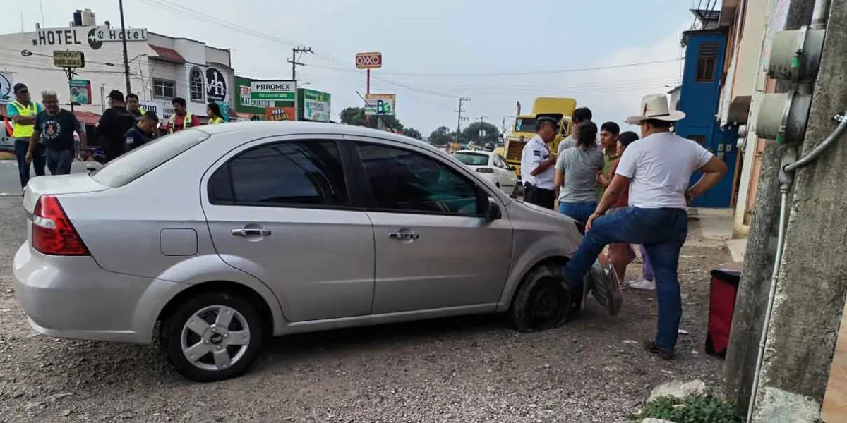 Pierde el control de su auto y termina en el camellón