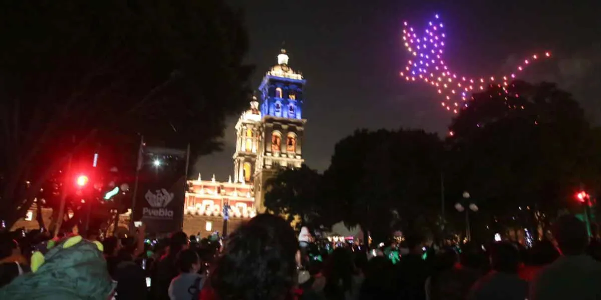 Poblanos disfrutaron del video mapping y espectáculo de drones alusivos al Día de Muertos