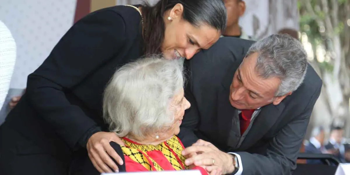 Puebla se une al Festival Revolucionario y galardona con medalla Carmen Serdán a Elena Poniatowska