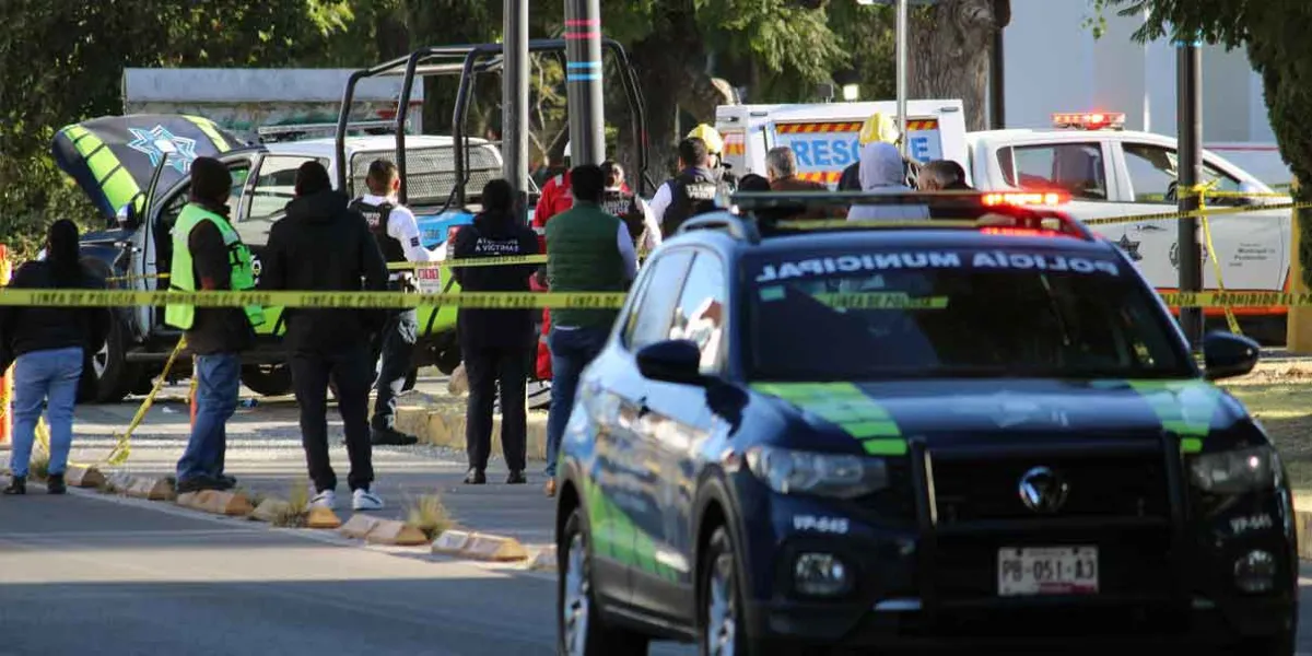 Una patrulla de la Policía Municipal de Puebla chocó contra taxi; hay un muerto