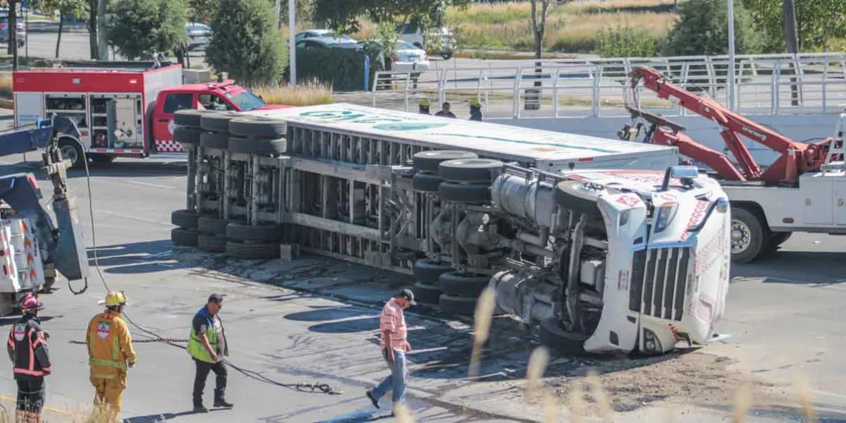 Volcadura de tráiler con tanques de gas en la Vía Atlixcáyotl genera caos vial