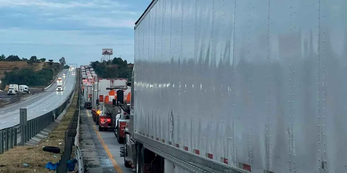 Largas horas de espera y filas kilométricas en la autopista México-Querétaro