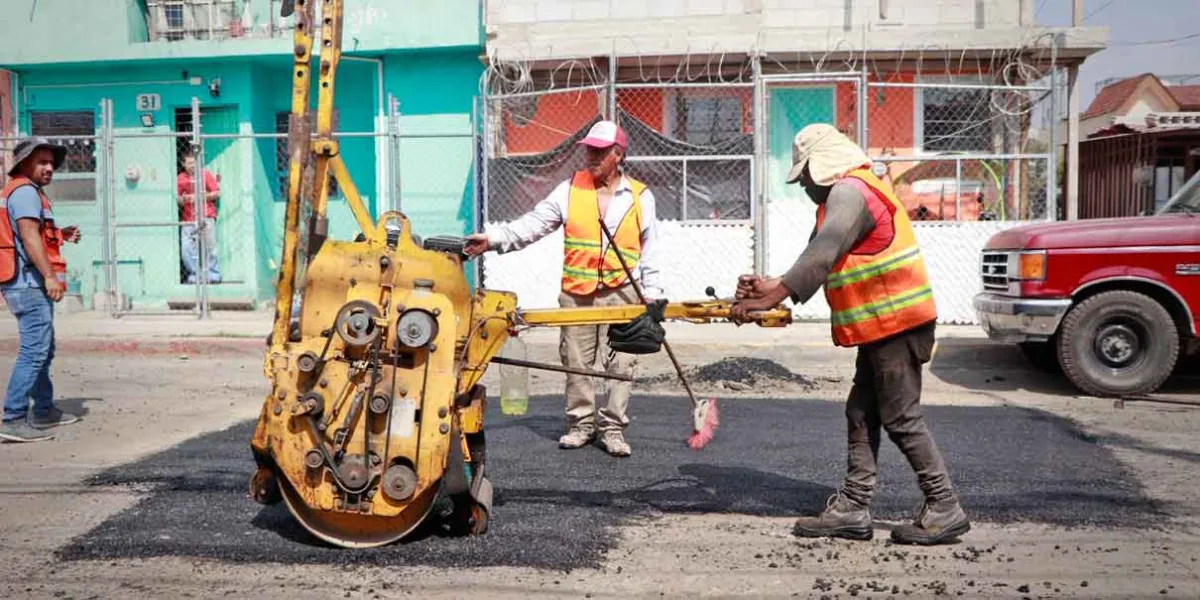 Se realizan trabajos de bacheo en Sanctorum, Cuautlancingo 