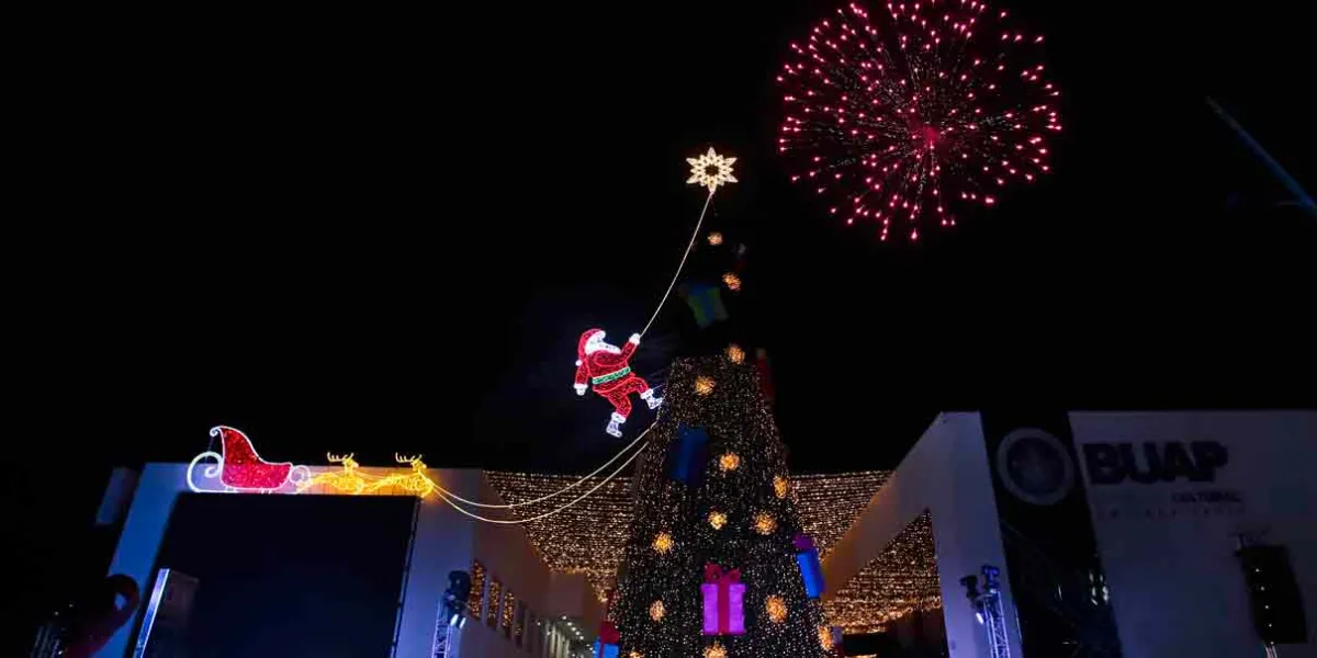 Lilia Cedillo encendió el Árbol de Navidad de la BUAP