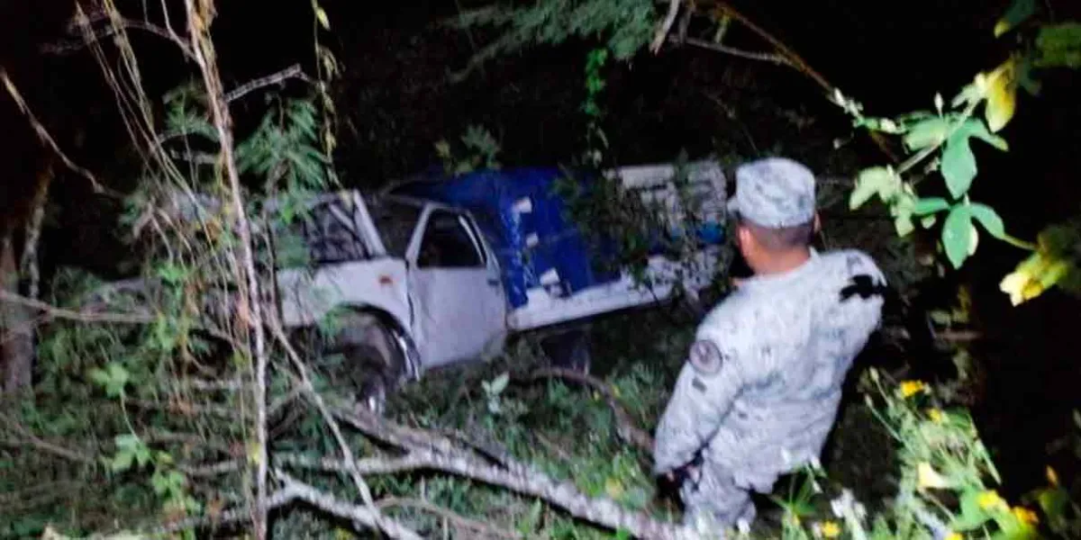 Un muerto y 10 lesionados al caer camioneta a un barranco en Teotitlán