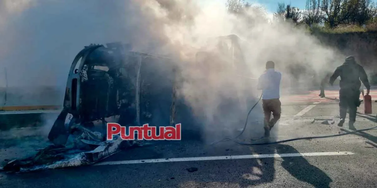 Tráiler se vuelca e incendia en la México-Puebla; hay dos heridos graves