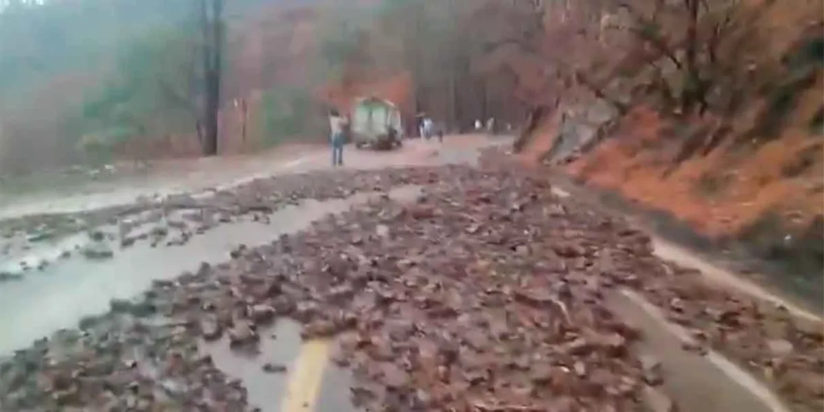 Carreteras obstruidas y monitoreo de ríos por lluvias en la Sierra Norte