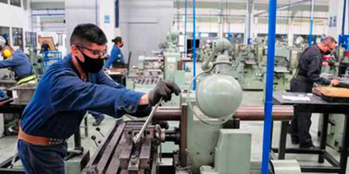 Sector manufacturero enfrenta ajustes en empleo y horas trabajadas: Inegi